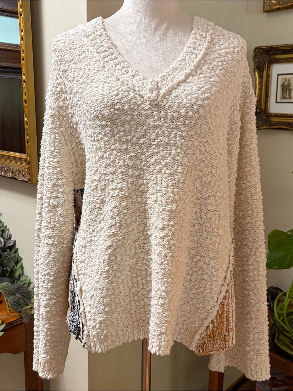 POL SzLg Textured deep V-Neck Bouclé Sweater in Cream with black&tan side accent